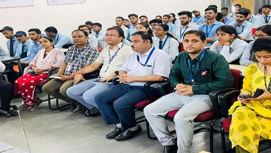 Students and faculty at the IT Department orientation